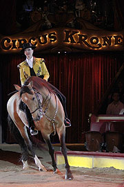 Circus Krone - die 3. Winterspielzeit 2011 bis 03.04.2011. Martin Lacey, Clown Fumagalli und die Truppe Shandong (Foto. Martin Schmitz)